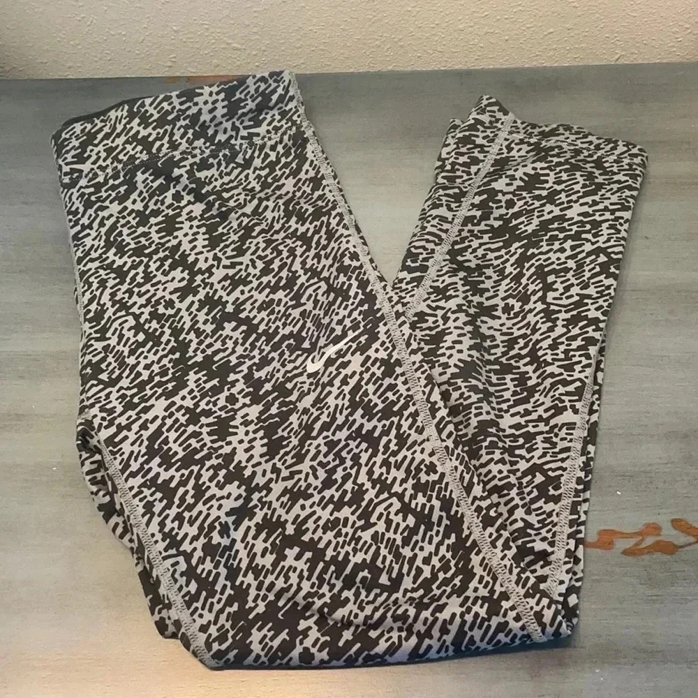 NIKE Women’s Capri Leggings